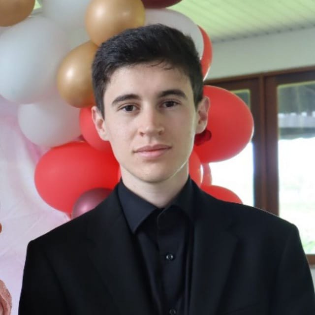 Foto do Fernando Carré vestido formalmente de blazer e camisa preta.